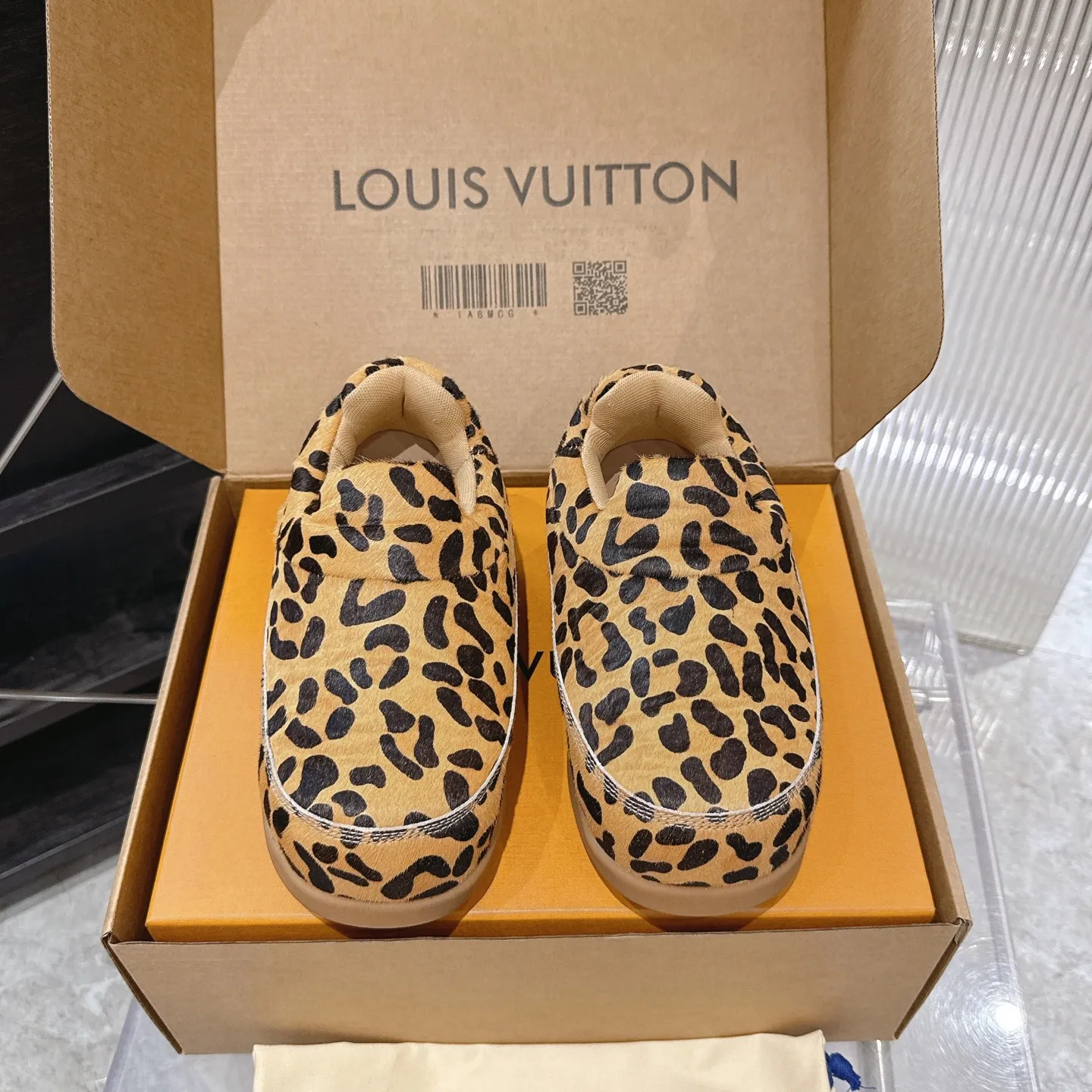 [L Family] P: 740💰 Couple model, size: women 35-41 (customized at 41 for women), 39-46 for men (customized at 45.46) The 2025 iteration of this Time Out sneaker, couple model, LV co-branded nigo, donkey brand, Louis Vuitton, ugly, cute😍Many Internet celebrities have shown off their feet, a classic and versatile item. Fabric: Imported high mercerized cow suede. Lining: high-grade elastic mesh, outsole: original molded outsole, palm print rubber outsole with hidden L letter and Monongram flower.